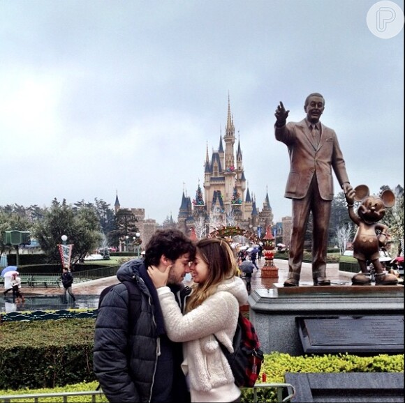 Jayme Matarazzo posa com a namorada na Disney, nos Estados Unidos