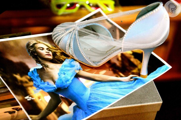 Giovanna Ewbank usou um sapato confeccionado, a convite da Disney, pela designer Sarah Chofakian, que fez uma releitura do icônico sapatinho de cristal, usado pela personagem