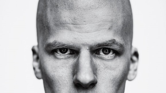 Jesse Eisenberg aparece caracterizado como o vilão Lex Luthor. Confira a foto!