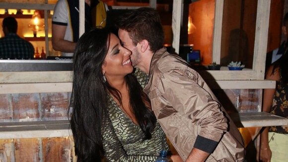 Ex-BBB Talita festeja aniversário aos beijos com o namorado, Rafael, em boate