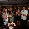 Rafael comemora aniversário da namorada, Talita, com festa em boate rodeado de amigos