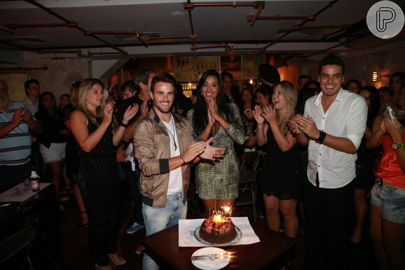 Rafael comemora aniversário da namorada, Talita, com festa em boate rodeado de amigos