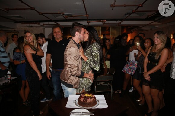 Rafael comemora aniversário da namorada, Talita, aos beijos com a ex-sister do 'BBB15'