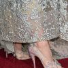 Detalhe dos sapatos Christian Louboutin usados por Lily James na premiére de 'Cinderela' em Hollywood