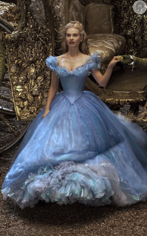 Lily James interpreta Cinderela nos cinemas