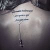 Ela mostra tatuagem nas costas em sua conta oficial no Instagram: 'Que nossas lembranças não sejam o que ficou por viver'