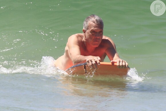 Pedro Bial curtiu um dia de praia num momento de folga e se aventurou sobre uma prancha no mar 