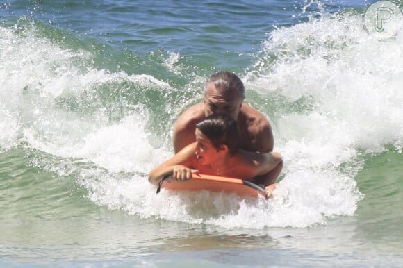Apegado aos filhos, Bial ensina o filho José a surfar na praia do Grumari, Zona Oeste do Rio