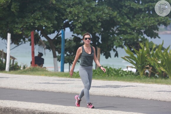 Adriana Esteves também fez caminhada pela praia da Barra da Tijuca, Zona Oeste do Rio