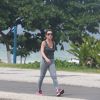 Adriana Esteves correu na orla da praia da Barra da Tijuca, Zona Oeste do Rio de Janeiro, nesta sexta-feira, 27 de março de 2015