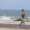 Adriana Esteves correu na orla da praia da Barra da Tijuca, Zona Oeste do Rio de Janeiro, nesta sexta-feira, 27 de março de 2015
