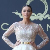 Débora Nascimento, a Sueli de 'Alto Astral', desfila com vestido de noiva em SP