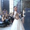 Débora Nascimento desfilou em um vestido de noiva branco rodado