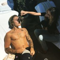 Justin Bieber ganha uvas na boca e mostra passos de dança no Instagram