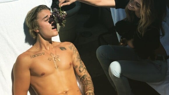 Justin Bieber ganha uvas na boca e mostra passos de dança no Instagram