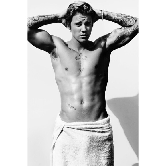 Justin Bieber posou só de toalha para a lente de Mario Testino
