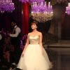 Bruna Linzmeyer se veste de noiva durante desfile de moda