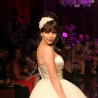 Bruna Linzmeyer e Josie Pessôa se vestem de noiva em evento de moda
