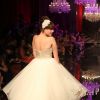 Bruna Linzmeyer se veste de noiva com modelo decotado nas costas