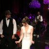 Bruna Linzmeyer se veste de noiva durante desfile de moda