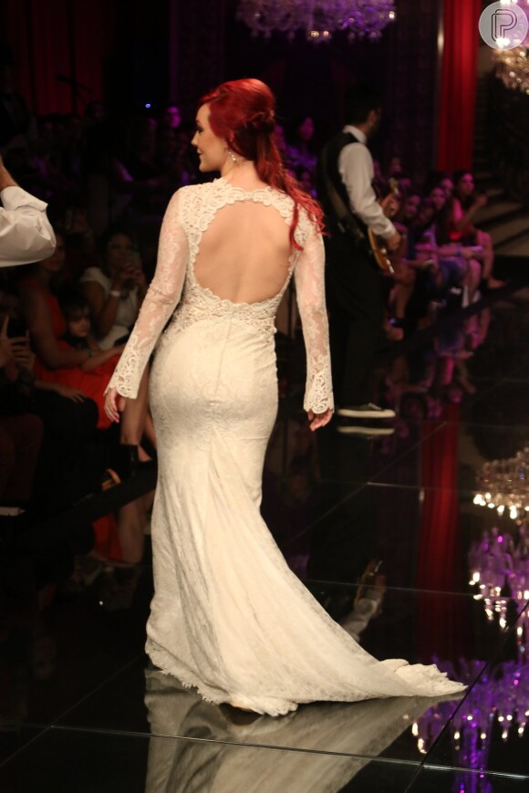 Josie Pessôa usa modelo de vestido de noiva decotado nas costas para abrir desfile de moda
