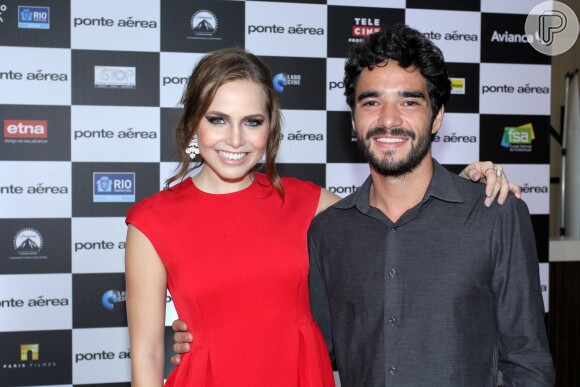 Letícia Colin e Caio Blat comandaram a pré-estreia de 'Ponte Aérea', que já está em cartaz nos cinemas