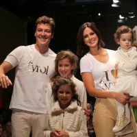 Rodrigo Faro desfila com a mulher, Vera Viel, e filhas em evento de moda