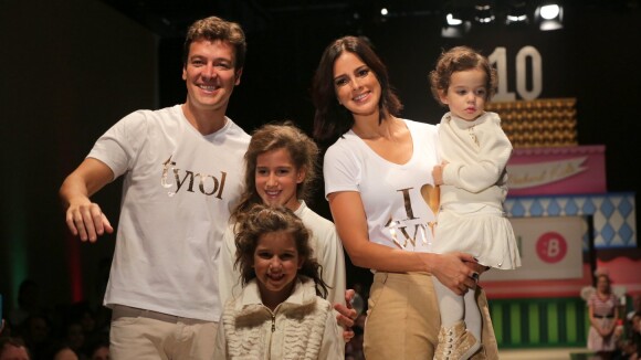 Rodrigo Faro desfila com a mulher, Vera Viel, e filhas em evento de moda