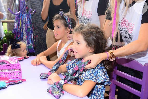 Antes do desfile, Clara e Maria se divertiram no mini lounge da linha Monster High