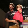 O ator Caio Blat também desfilou na 20ª Fashion Weekend Kids pela grife Animê