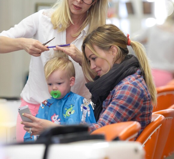 Hilary Duff levou o filho de 1 ano, Luca, para seu primeiro corte de cabelo, nesta terça-feira, 7 de maio de 2013