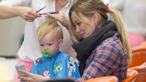 Hilary Duff leva o filho de 1 ano, Luca, para seu primeiro corte de cabelo