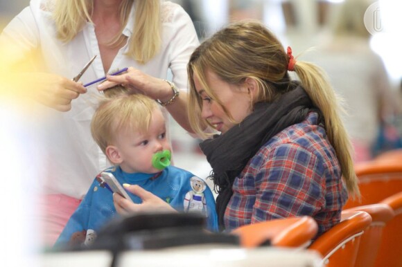 Hilary Duff distraía o filho com seu celular, para que ele não chorasse