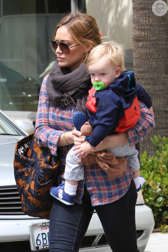 Luca, filho de Hilary Duff, exibia um pequeno machucado na testa