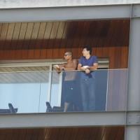 Namorado de Madonna, Brahim Zaibat aparece sem camisa em sacada de hotel no Rio