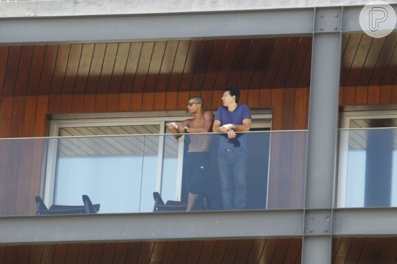Brahim Zaibat aparece em sacada do hotel Fasano, em Ipanema, na zona sul do Rio de Janeiro, em 30 de novembro de 2012