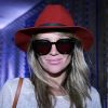 Ellen Jabour vai de chapéu vermelho ao Lollapalooza