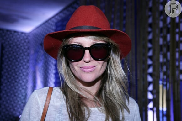 Ellen Jabour vai de chapéu vermelho ao Lollapalooza