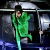 Usando look preto e verde, Rihanna desceu do helicóptero para performance no iHeart Radio Music Awards 2015