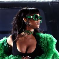 Rihanna sai de helicóptero e canta novo single no iHeart Radio Music Awards 2015