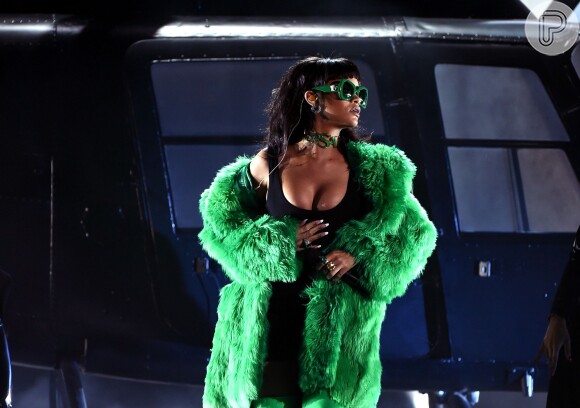 Rihanna faz performance com helicóptero e apresenta novo single, 'Bitch Better Have My Money', no iHeart Radio Music Awards 2015, em 29 de março de 2015