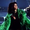 Rihanna rebola durante performance de 'Bitch Better Have My Money', no iHeart Radio Music Awards 2015