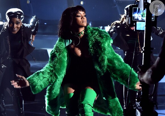 Rihanna rebola durante performance de 'Bitch Better Have My Money', no iHeart Radio Music Awards 2015