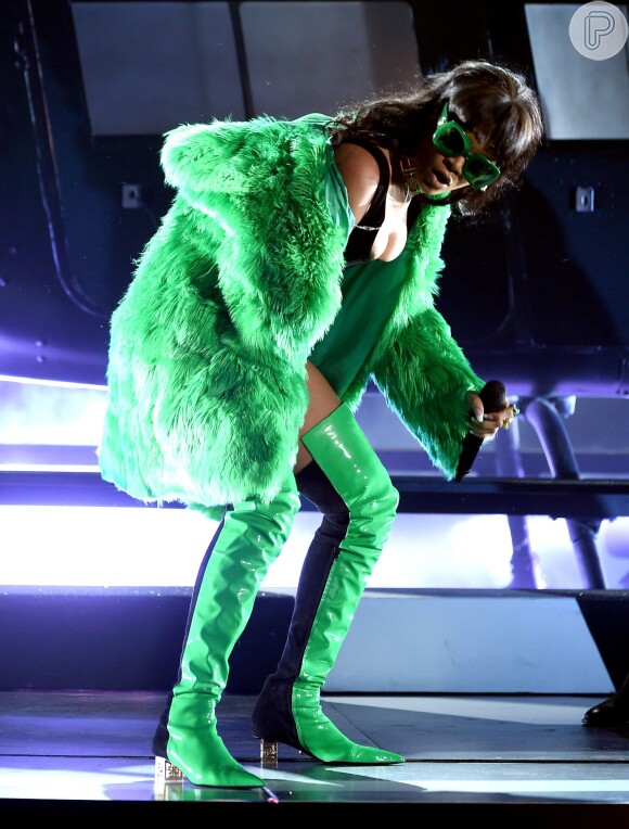 Rihanna faz performance com helicóptero e apresenta novo single, 'Bitch Better Have My Money', no iHeart Radio Music Awards 2015