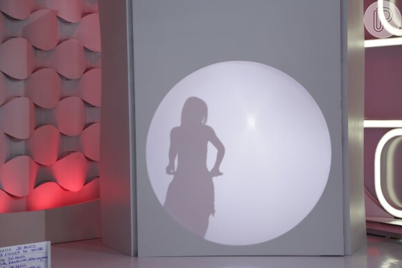 Eliana realizou troca de roupas em seu programa no SBT