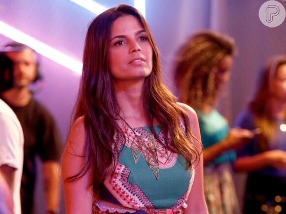 Emanuelle Araújo está no ar em 'Malhação' como a professora Dandara