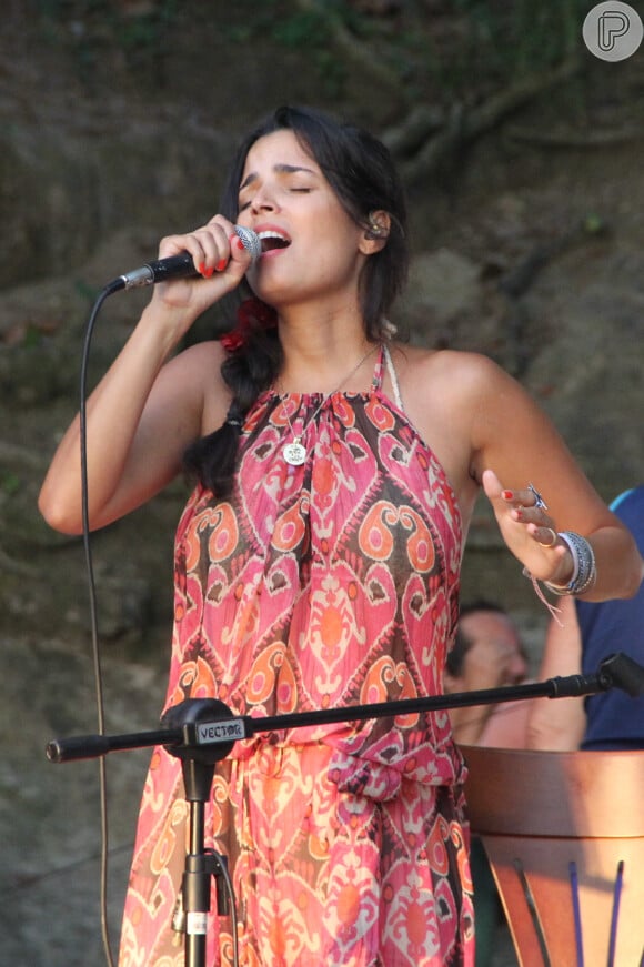 Emanuelle Araújo é vocalista da Banda Moinho