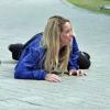 Danielle Winits cai no chão para gravar cena de 'Malhação'
