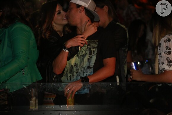 Giovanna Lancellotti e Arthur Aguiar se beijam durante show de César Menotti e Fabiano, em São Paulo, em 8 de maio de 2013