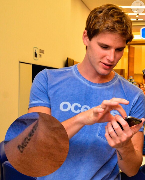 Jonatas Faro mexe em celular enquanto é flagrado com a tatuagem que substitui a que fez para Danielle Winits, em 8 de maio de 2013